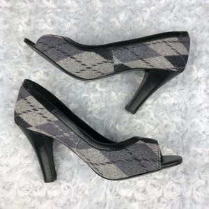 Steve Madden Gray Knit Plaid Pump Heels Size 6.5